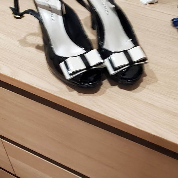 Anne Klein black patent leather open toe slingback with bow - Picture 7 of 11